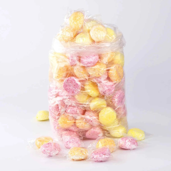 Grand sachet transparent contenant 100 meringues Boules Coco colorées roses, jaunes et oranges.