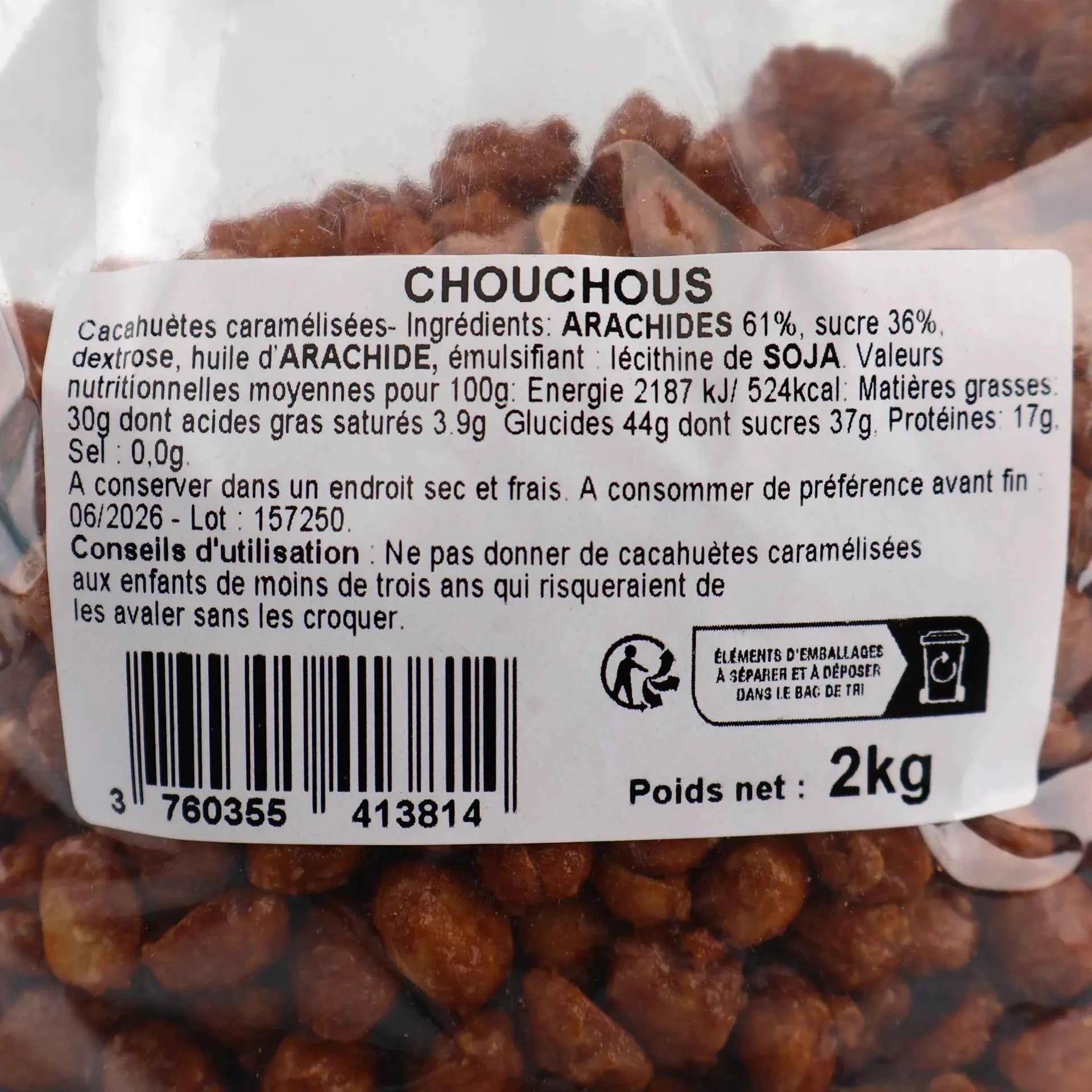 Zoom sur l'étiquette blanche du sachet indiquant les ingrédients et le poids net de 2 kg.
