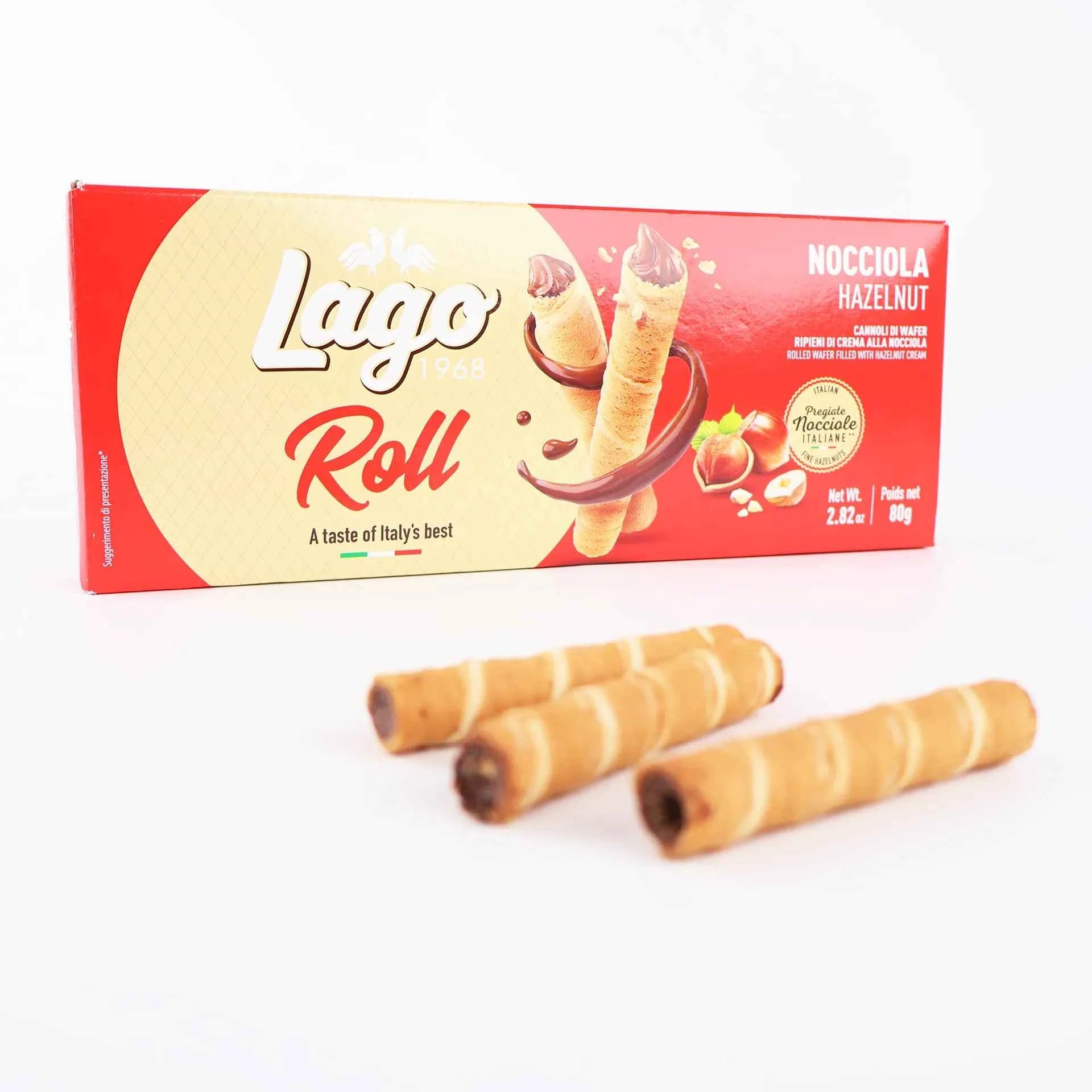Boîte rouge de 80g de Rolls Break Lago avec trois gaufrettes en tubes fourrées à la crème noisette au premier plan.