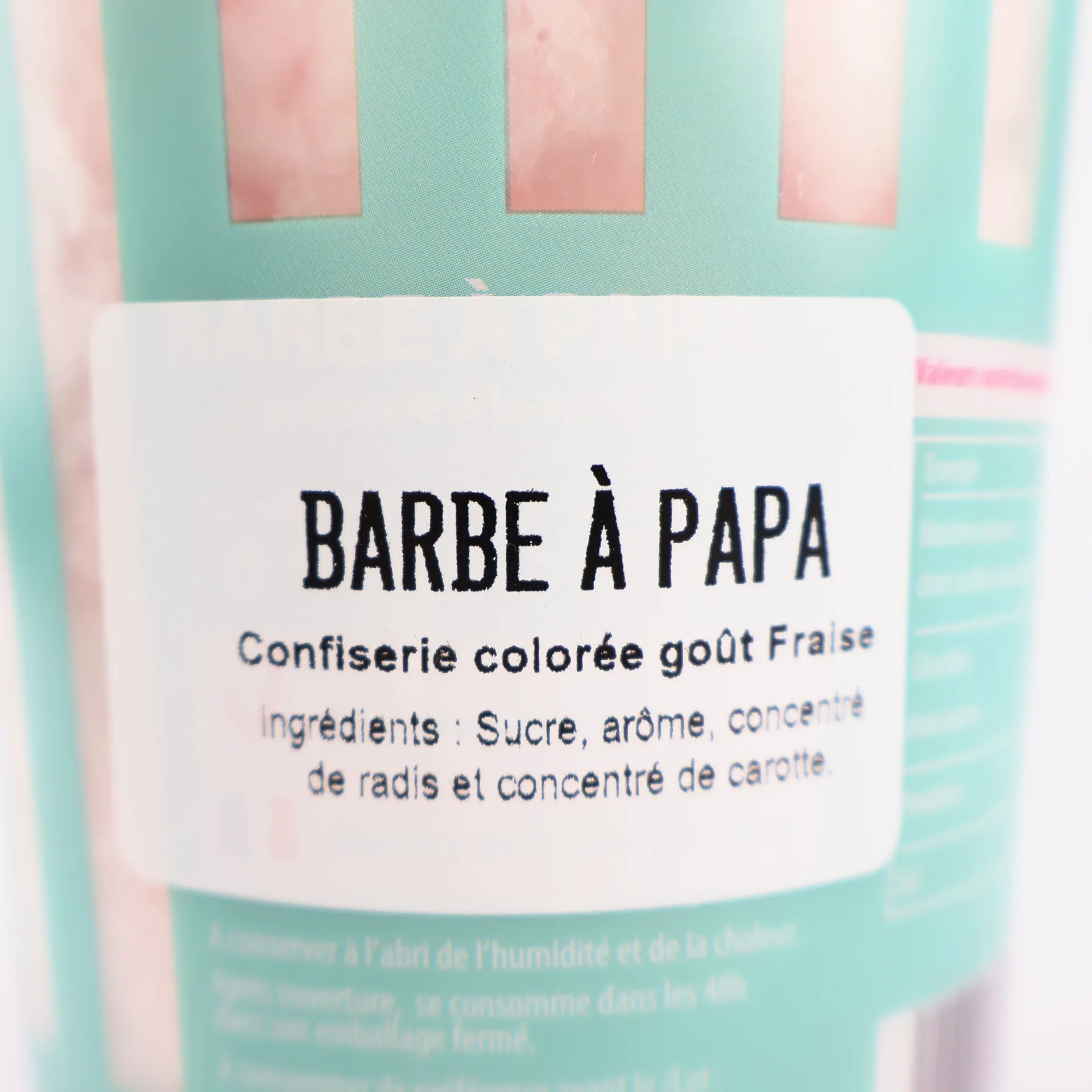 Gros plan sur l'étiquette arrière indiquant Barbe à papa confiserie goût fraise et liste des ingrédients.