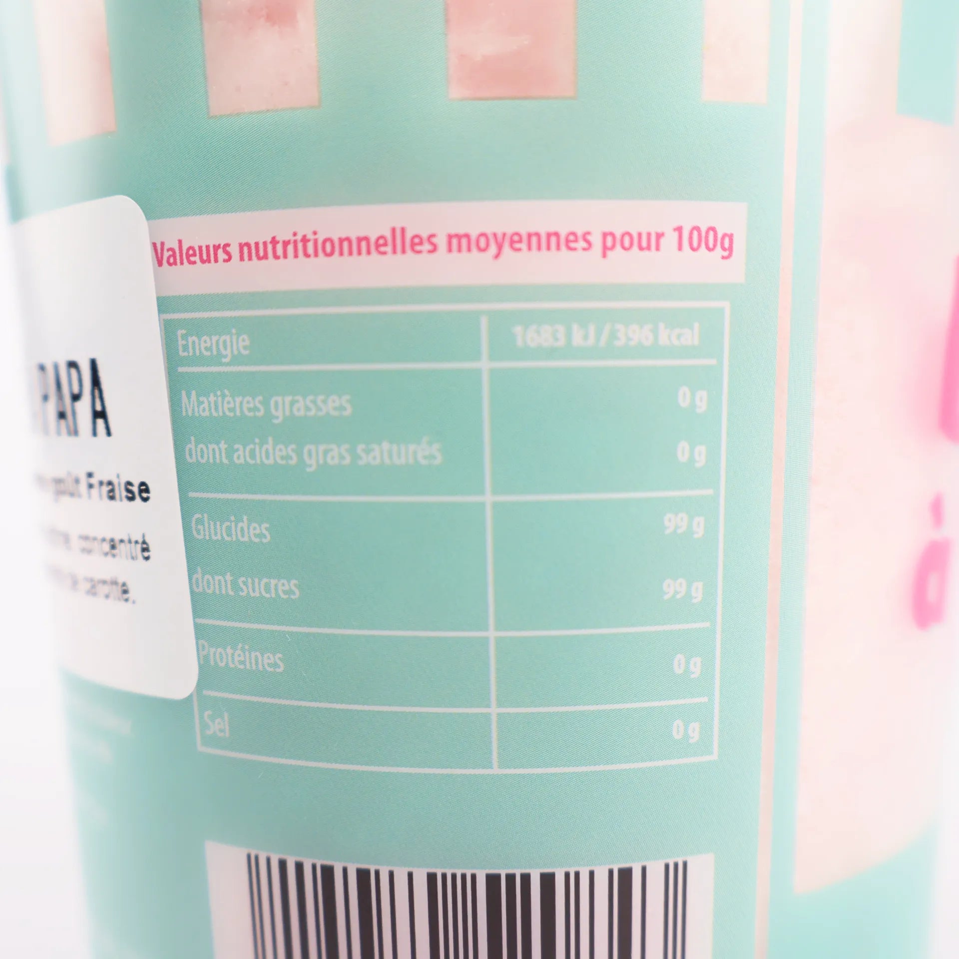 Zoom sur l'étiquette latérale montrant le tableau des valeurs nutritionnelles et le code-barres.