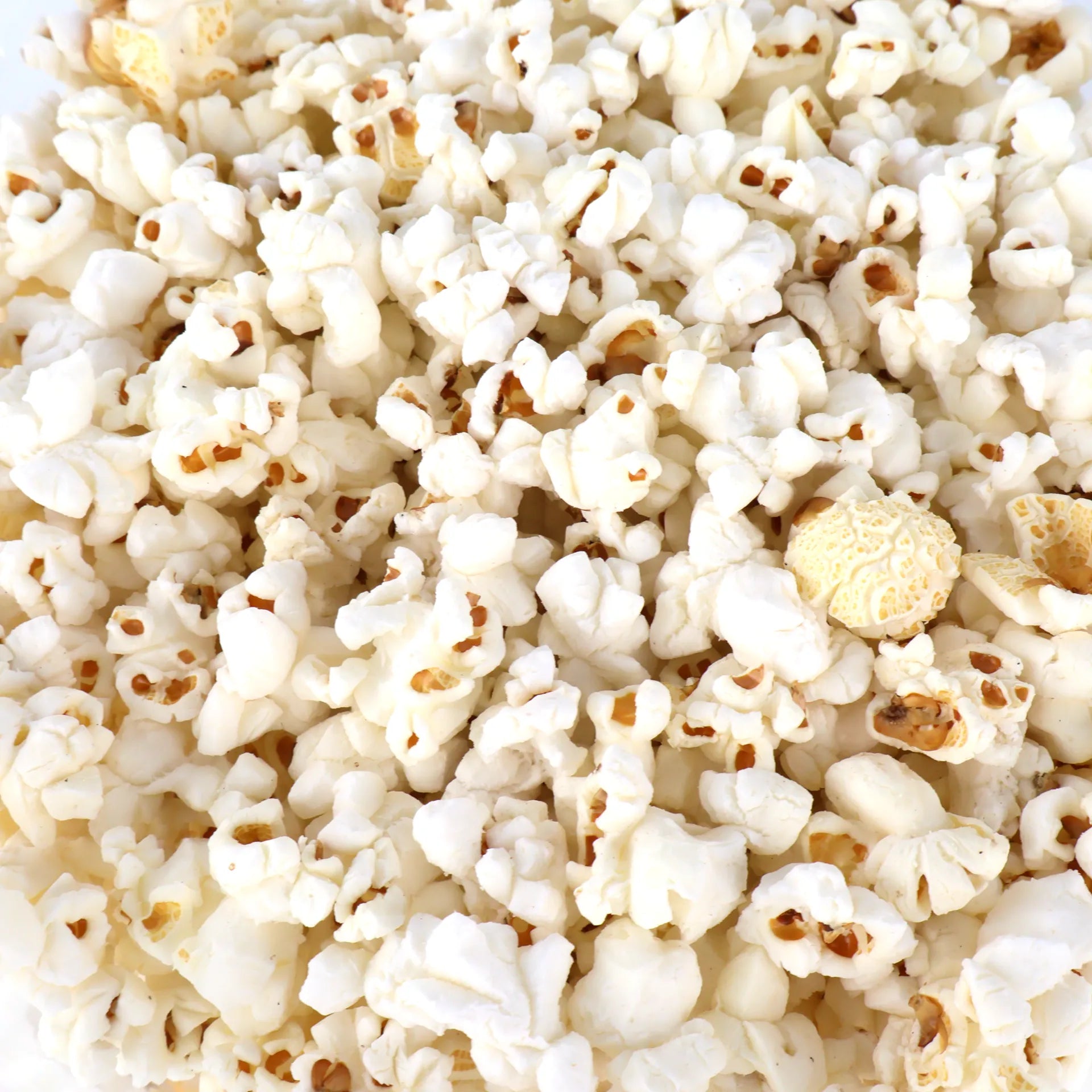 Gros plan sur le pop corn à l'intérieur du seau.