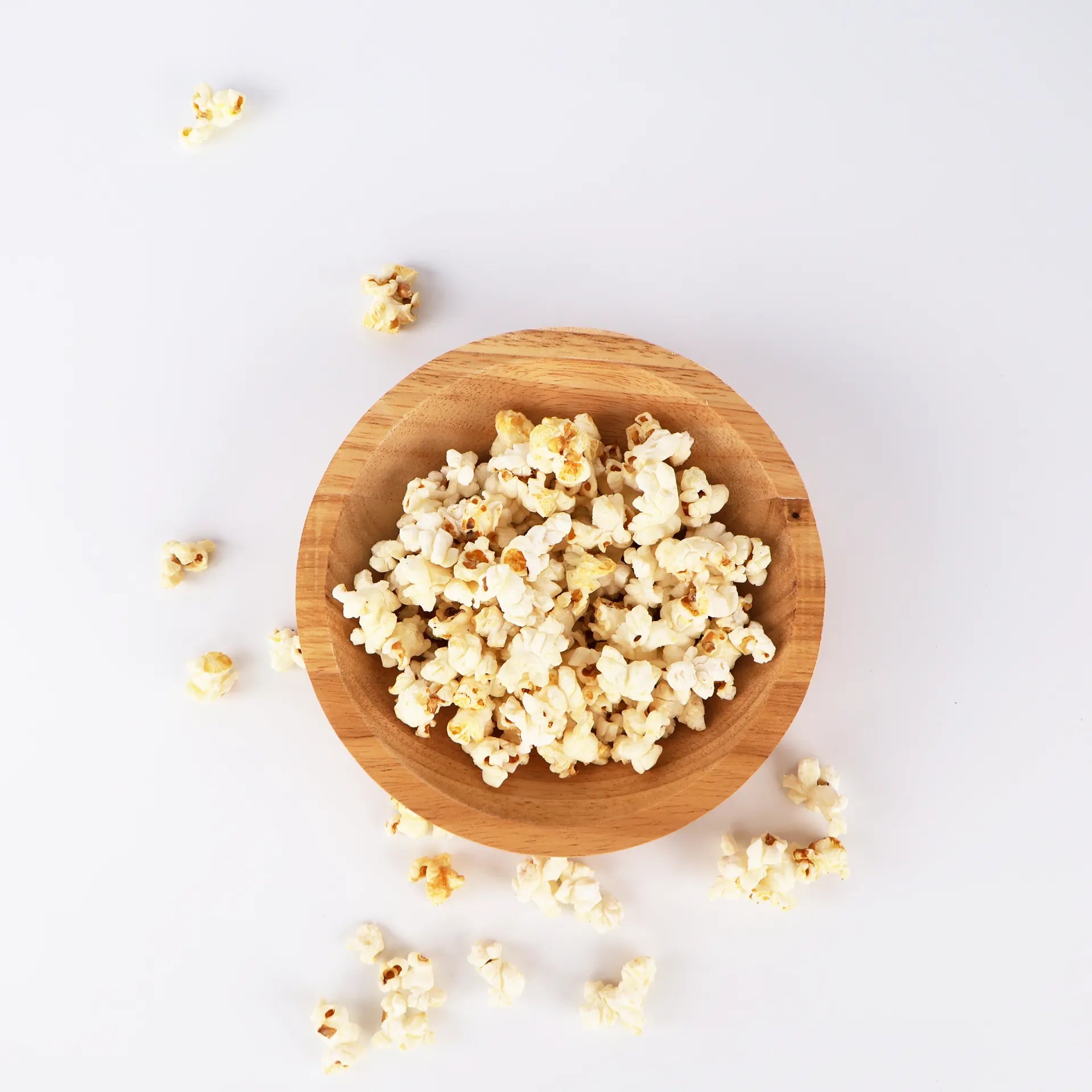 Bol en bois contenant une portion de pop corn.