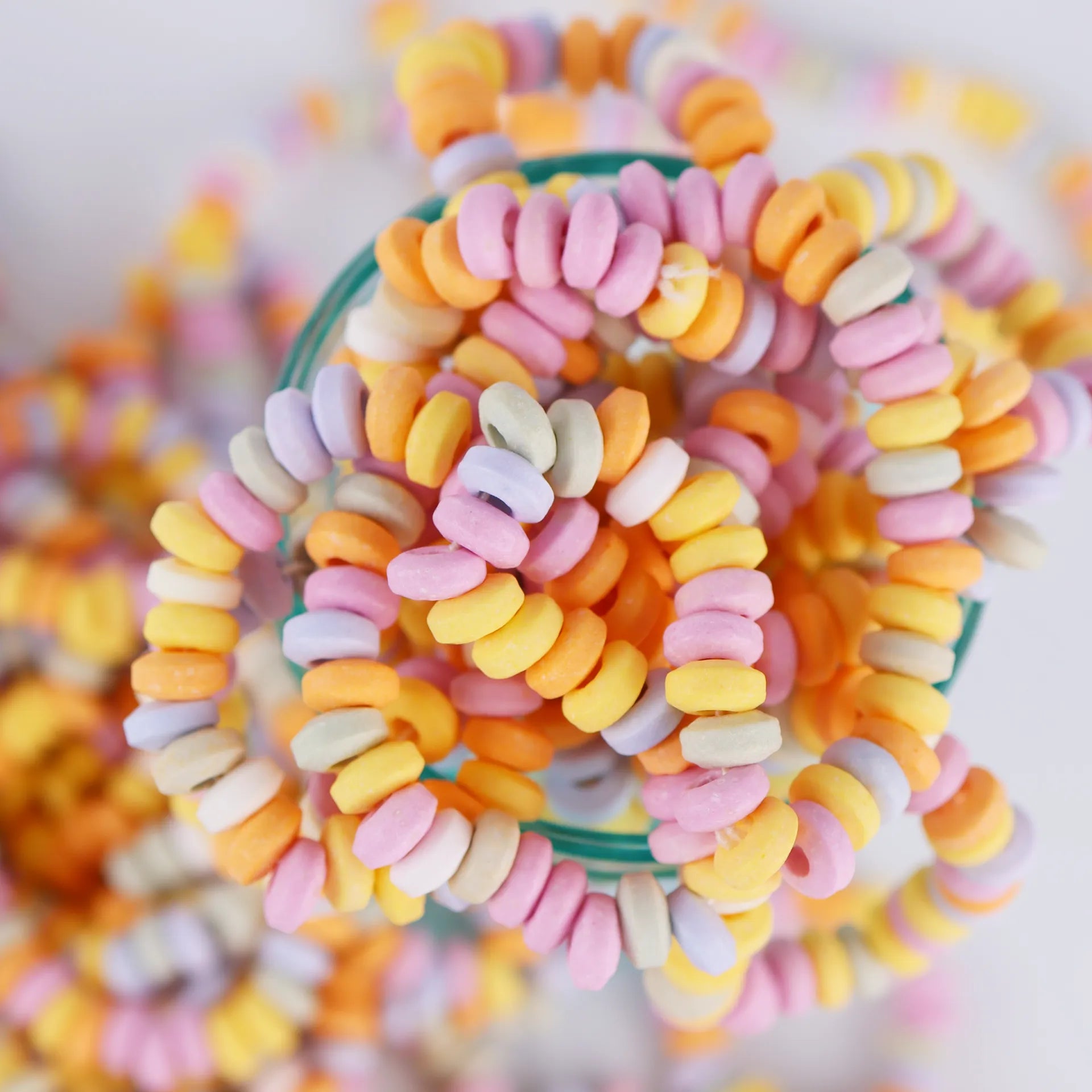 Gros plan sur les colliers de sucre.