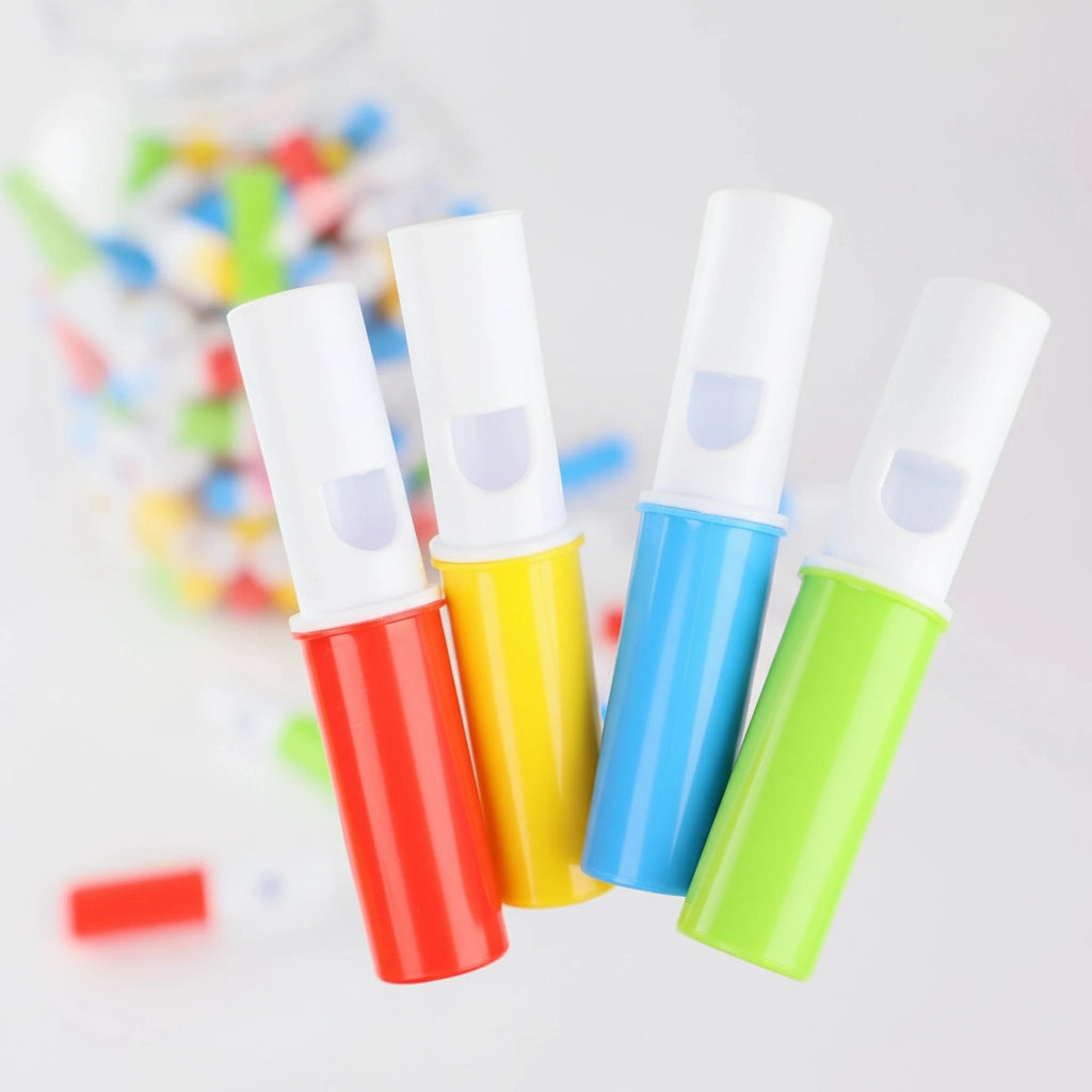 Alignement de quatre sifflets en bonbon de couleurs jaune, rouge, bleu et vert.