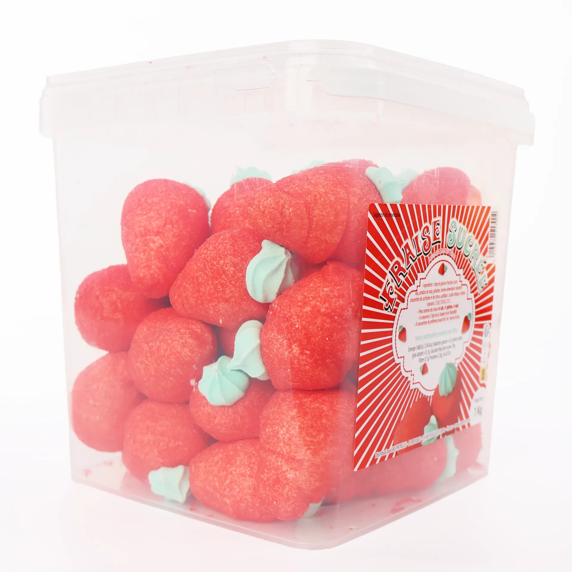 Boîte carrée transparente de 1 kg remplie de grandes fraises gélifiées rouges avec collerettes vertes.