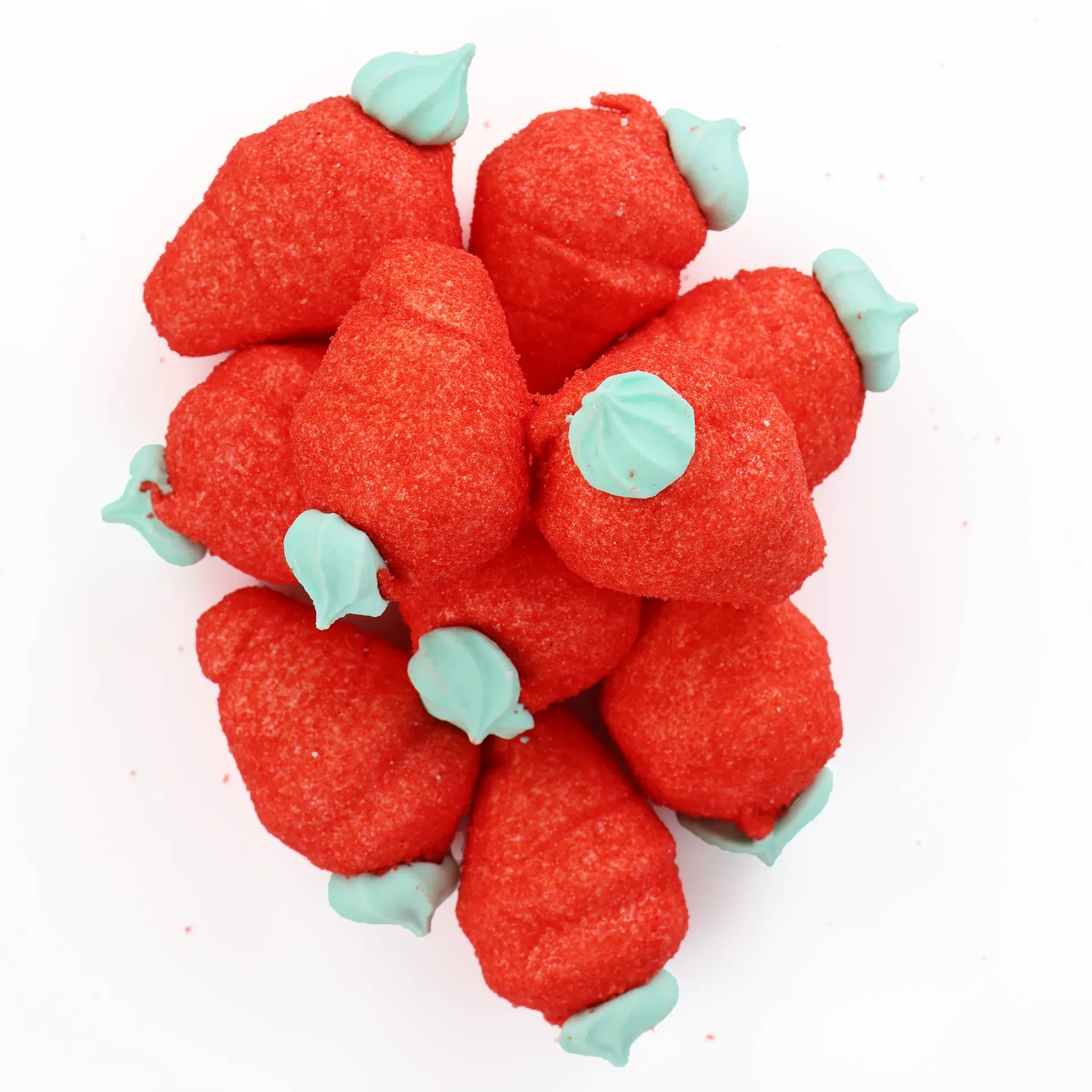 Accumulation de plusieurs fraises gélifiées montrant la texture moelleuse et le sucre.