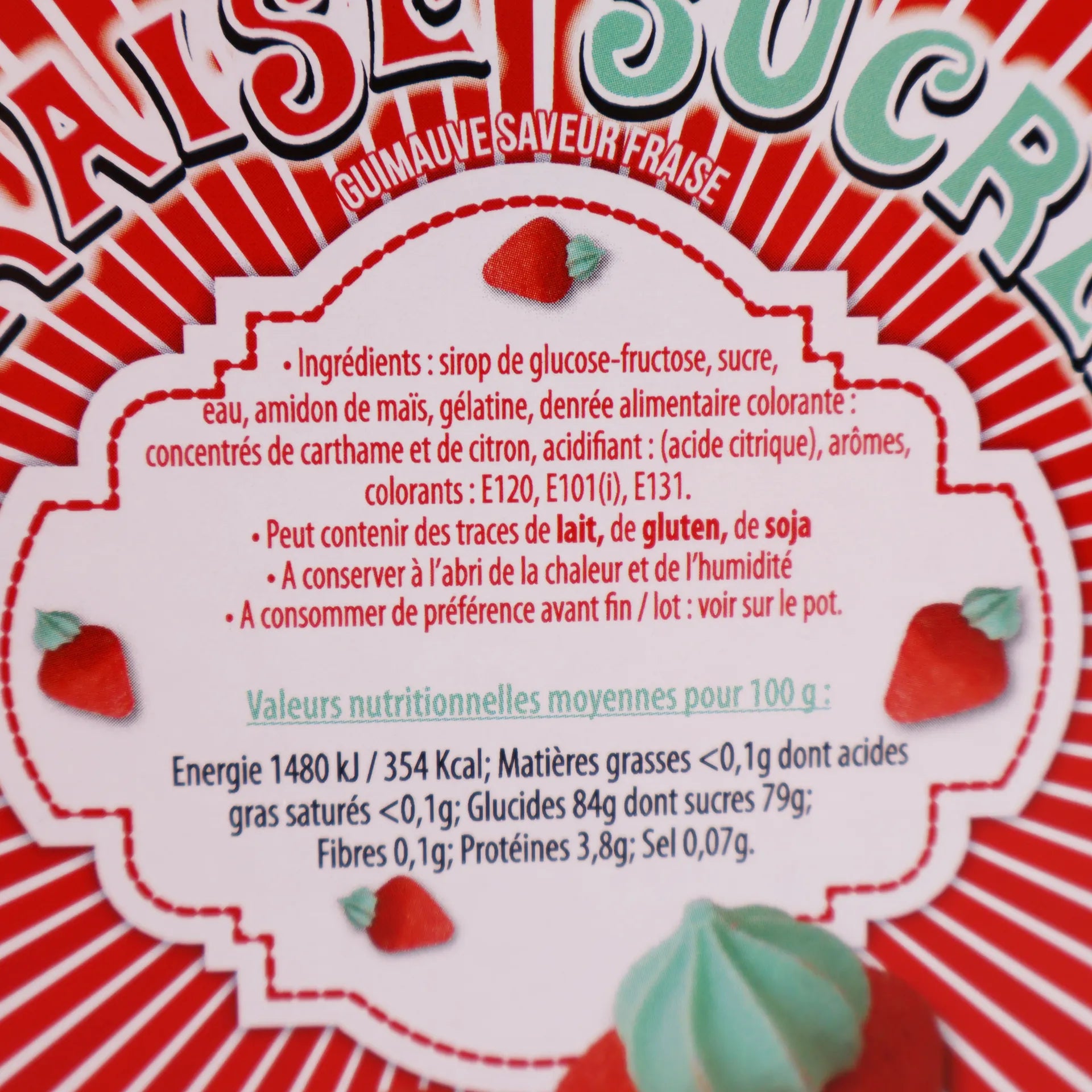 Gros plan sur l'étiquette rouge et blanche indiquant la liste des ingrédients et les valeurs nutritionnelles.