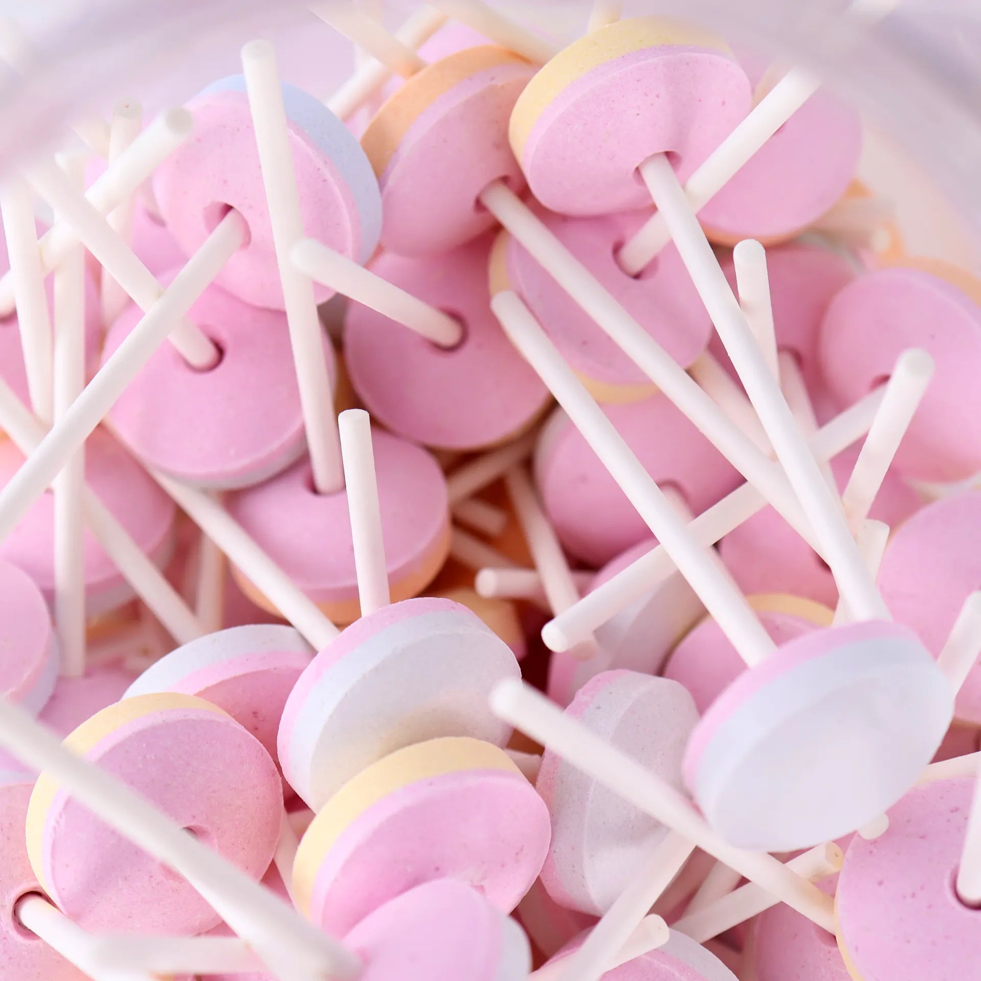 Gros plan sur les sucettes lollies dextrose illustrant leur texture croquante et légère.
