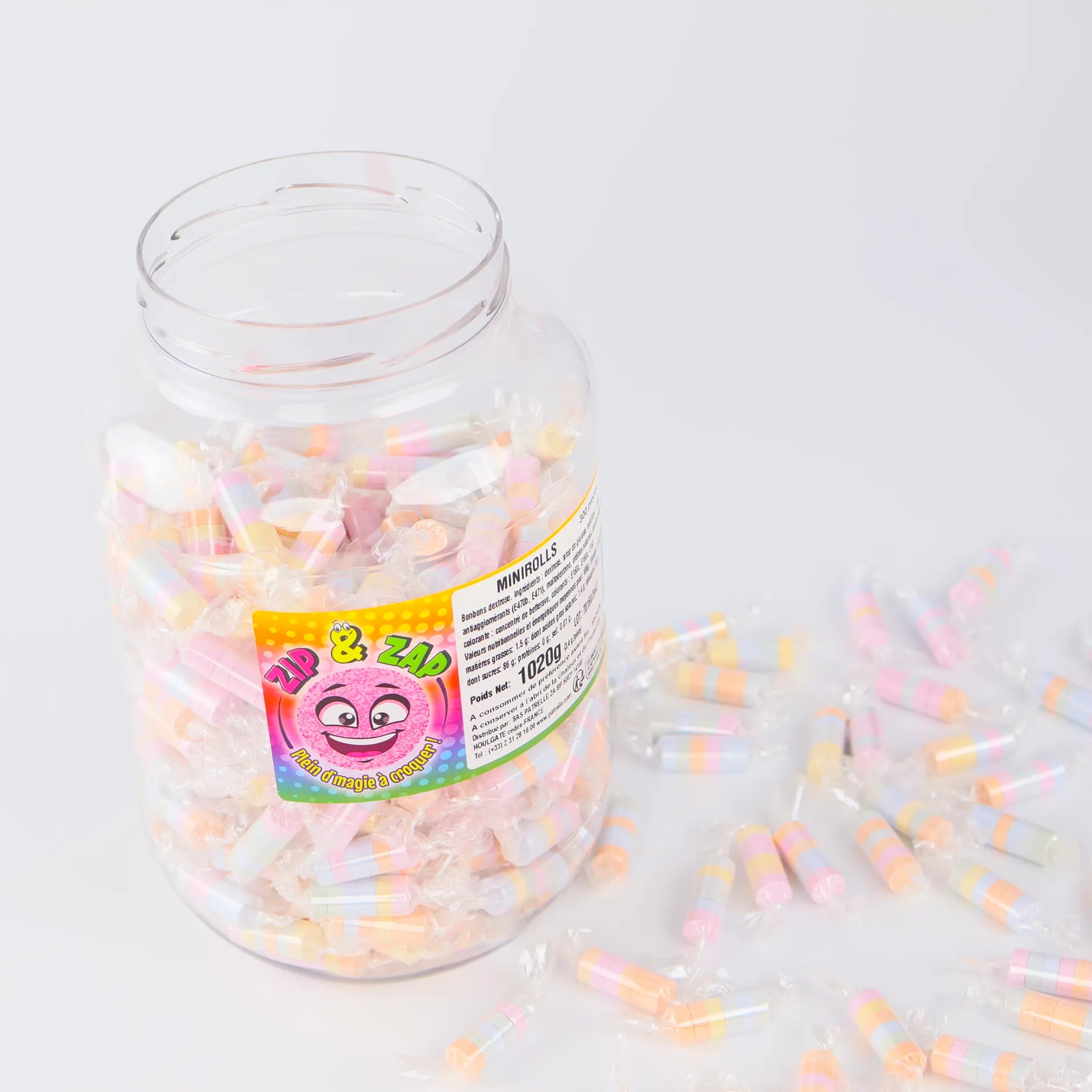 Vue de dessus de la boîte ouverte montrant les nombreux rouleaux de bonbons dextrose multicolores Zip & Zap.